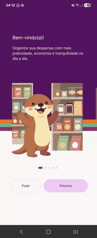 GIF real do app PantryBuddy mostrando a home com acoes de escanear, Hey Buddy e hora da compra.